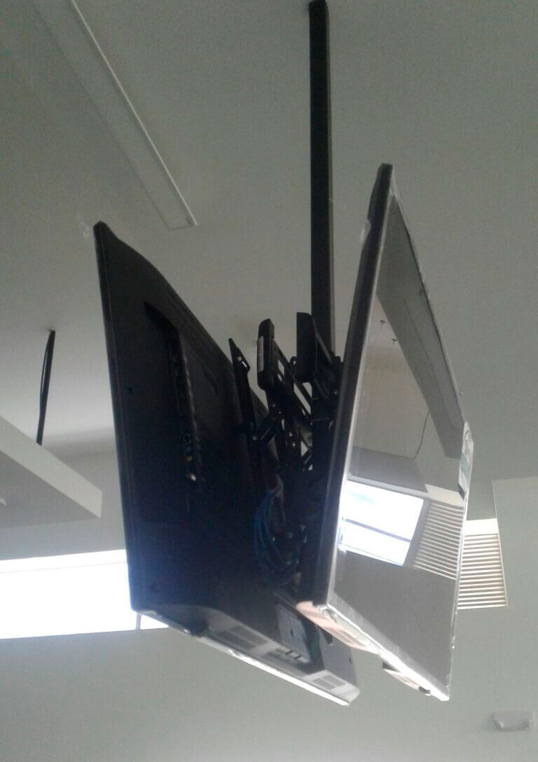 Instalacion realizada en Bogota de soporte de techo para dos televisores samsung Instalacion realizada en Bogota de soporte de techo para dos televisores samsung